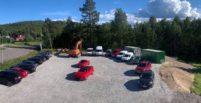bilhandlare bilar på grus många bilmodeller