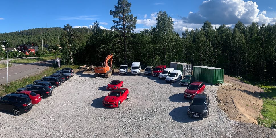 bilhandlare bilar på grus många bilmodeller