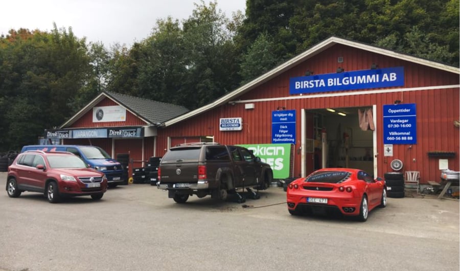 bilverkstad-i-sundsvall-fyra-bilar-på-rad-montera-däck